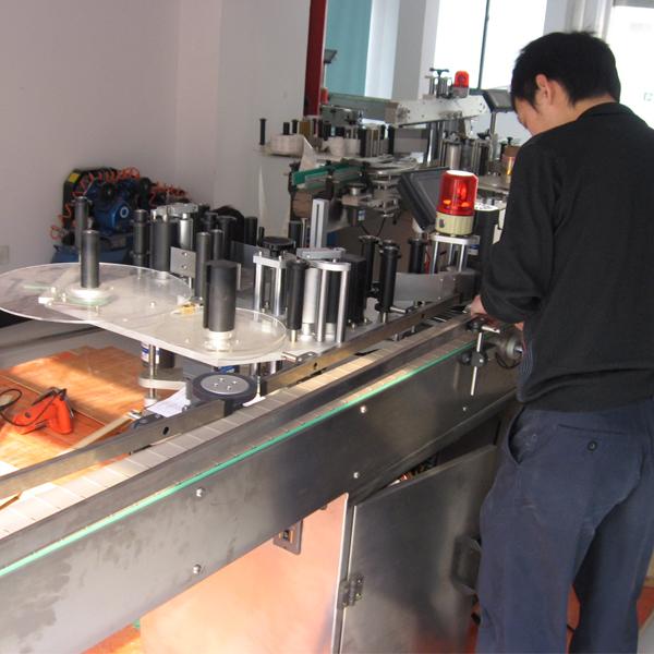 জলের বোতলগুলির জন্য বোতল বিভাজক সহ সিমেন্স পিএলসি স্বয়ংক্রিয় লেবেলিং মেশিন