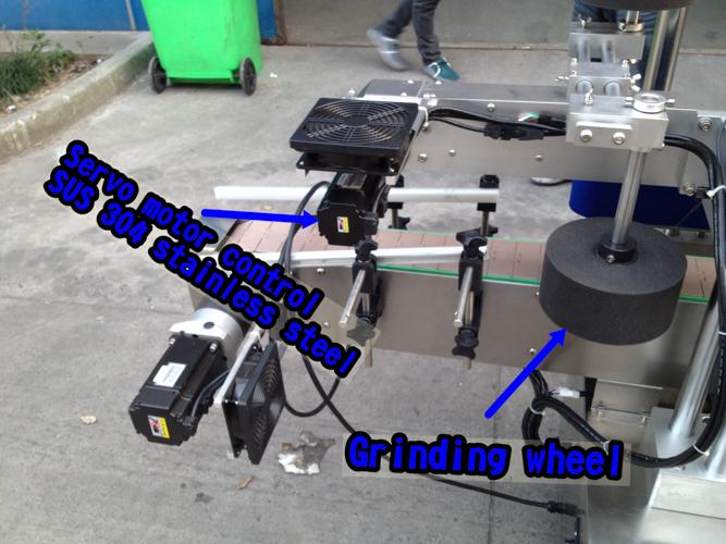 অনুভূমিক ছোট বোতল লেবেলিং মেশিন / স্বয়ংক্রিয় লেবেল আবেদনকারী মেশিন