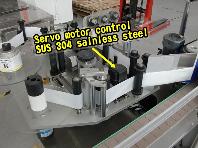 সংগ্রহ পৃষ্ঠের সাথে বুদ্ধিমান নিয়ন্ত্রণ ডাবল সাইড বোতল লেবেলার মেশিন