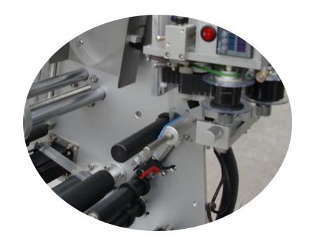 শংসাপত্র ডাবল স্তর লেবেল স্টিকার সহ 10 মিলি ছোট বোতল লেবেলিং মেশিন