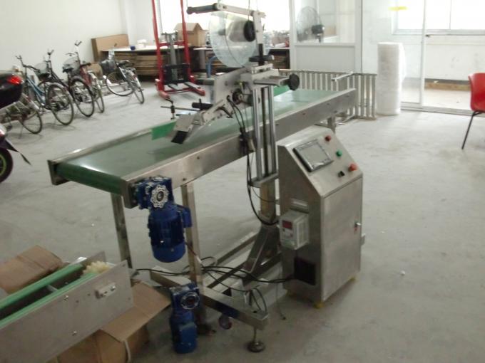 পেজিং মেশিন ফিডিং অবজেক্টস সহ টেবিল শীর্ষ স্ব আঠালো স্টিকার ফ্ল্যাট সারফেস লেবেল আবেদনকারী