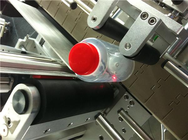 পানীয় ক্ষেত্রের জন্য পাপাপা / পেয়ারা রাউন্ড বোতল স্টিকার লেবেলিং মেশিন