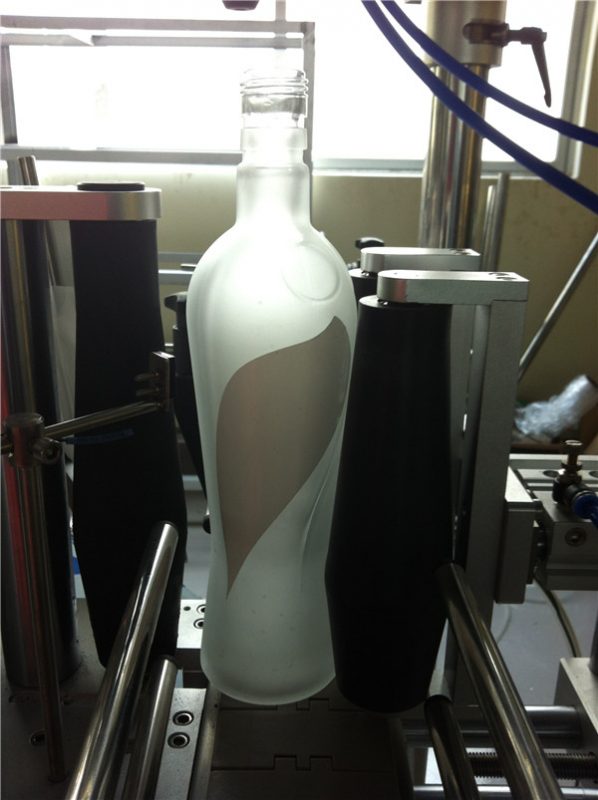 বেভারেজ শিল্প রাউন্ড বোতল স্টিকার লেবেলিং মেশিন বৈদ্যুতিক চালিত প্রকার