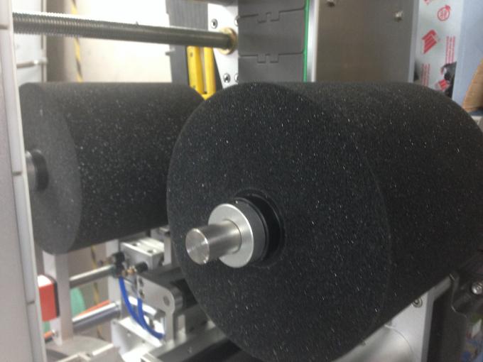 রাউন্ড / ফ্ল্যাট / স্কোয়ার বোতলটির জন্য সার্ভার মোটর বোতল লেবেলার মেশিন