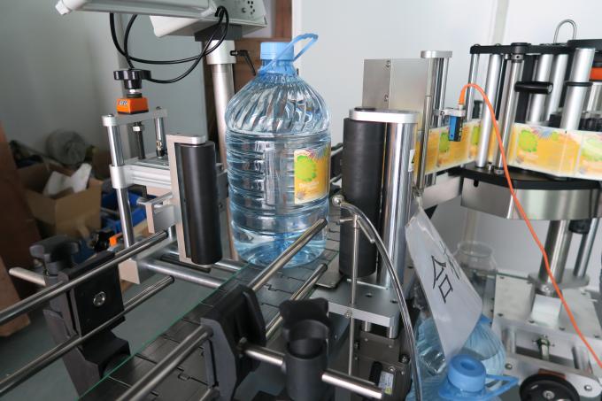 5 এল পানীয় জলের রাউন্ড বোতল স্টিকার লেবেলিং মেশিন, স্ব আঠালো লেবেল স্টিকিং যন্ত্রপাতি