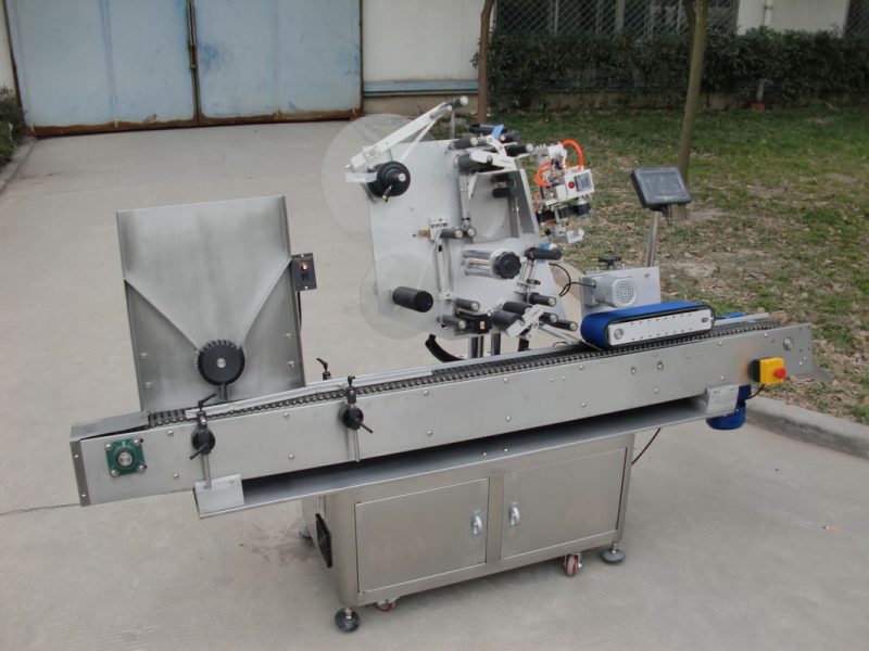 চীন কনভেয়র মোটর এইচওয়াই ব্র্যান্ডের শিশি লেবেলিং মেশিন, ইলেকট্রনিক্স সরবরাহকারী হিসাবে 7 তম ব্যাটারি লেবেল স্টিকার মেশিন