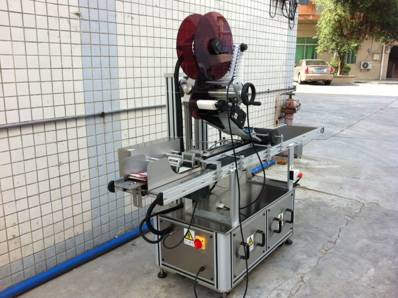 চীন বৈদ্যুতিন ড্রাইভ শীর্ষ লেবেলিং মেশিন, স্ব আঠালো স্টিকার লেবেলিং মেশিন সরবরাহকারী