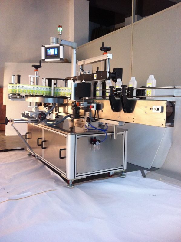 চীন ড্রিঙ্কস স্কয়ার বোতল লেবেলিং মেশিন ডাবল পার্শ্বযুক্ত স্টিকার লেবেলার সরবরাহকারী